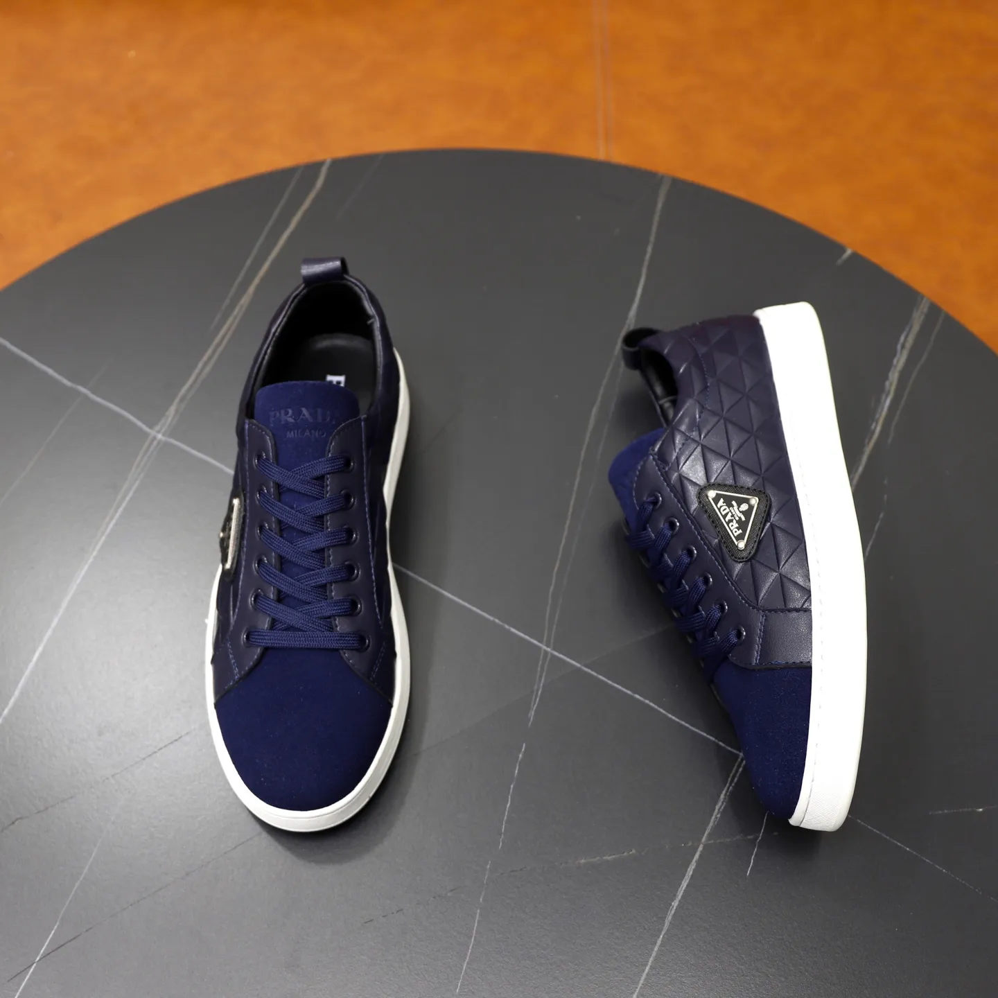 Ex-factory price: 420💰🙅‍♂️🙅‍♂️🙅‍♂️ Brand: PRADA Standard code: 38-44 (45 customized) Grade: Same as the official website Material: Original leather splicing Comfortable and breathable sheepskin lining Original wear-resistant outsole Style category: Men's fashion casual shoes Running sports shoes Distinguished luxury brand elements Top luxury Color: actual picture color